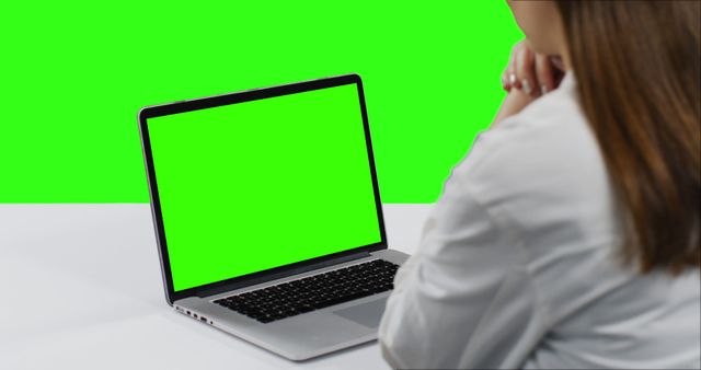 Person Using Laptop with Green Screen at Desk - Download Free Stock Images Pikwizard.com