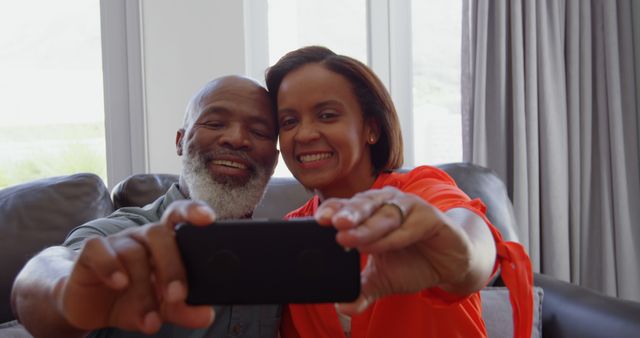 Front view of mature black couple clicking selfie with mobile phone in a comfortable home - Download Free Stock Photos Pikwizard.com