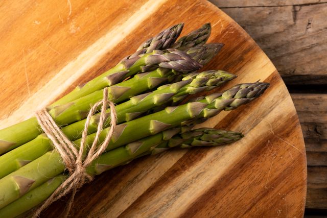 Bunch of Fresh Organic Asparagus on Wooden Cutting Board - Download Free Stock Photos Pikwizard.com