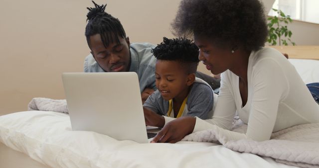 African American Family Using Laptop Together on Bed - Download Free Stock Images Pikwizard.com