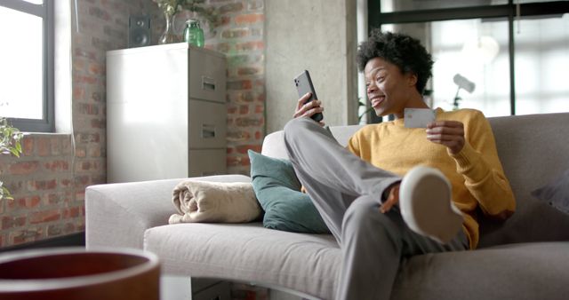 Happy Woman Making Online Purchase with Credit Card on Smartphone - Download Free Stock Images Pikwizard.com