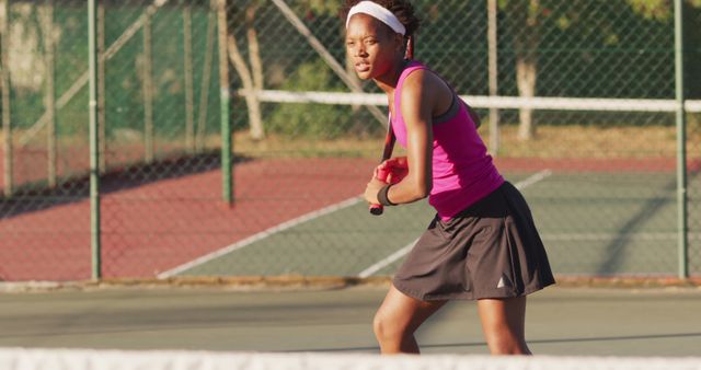 Focused Young Woman Preparing for Tennis Return Serve - Download Free Stock Images Pikwizard.com