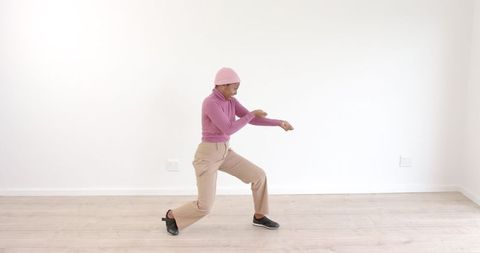 Energetic dance in minimalist space: expression through movement