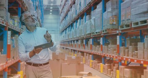 Inventory Management Expert Utilizing Technology in Warehouse Operations - Download Free Stock Images Pikwizard.com