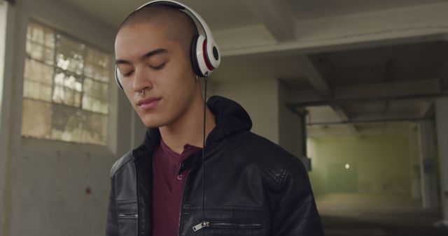 Young Man Listening to Music with Headphones in Urban Environment - Download Free Stock Images Pikwizard.com