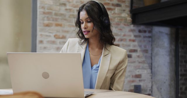 Businesswoman Video Conferencing on Laptop - Download Free Stock Images Pikwizard.com