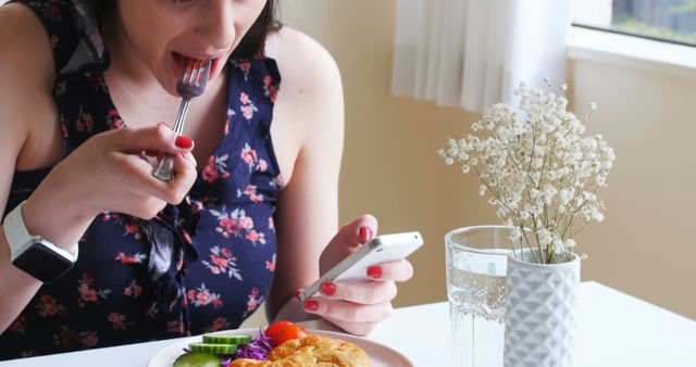 Woman Eating Healthy Meal While Using Smartphone in Bright Dining Room - Download Free Stock Images Pikwizard.com