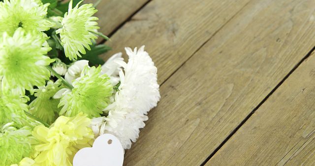 Fresh Bouquet of Green and White Flowers with Tag on Wooden Floor - Download Free Stock Images Pikwizard.com