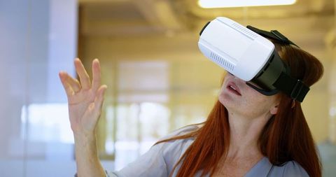 Businesswoman Experiencing Virtual Reality with VR Headset in Modern Office - Download Free Stock Images Pikwizard.com