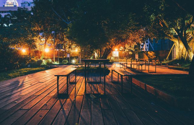 Perfect for themes about urban life and nighttime tranquility. Suitable for illustrating relaxation in public spaces, city parks evening atmosphere or city guide materials. Use in projects related to architecture, park designs, and promoting green cities.
