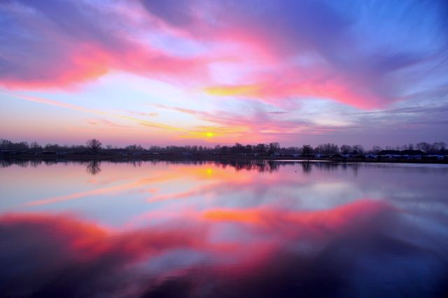 Serene Lake at Sunset with Vibrant Sky Reflection - Download Free Stock Photos Pikwizard.com