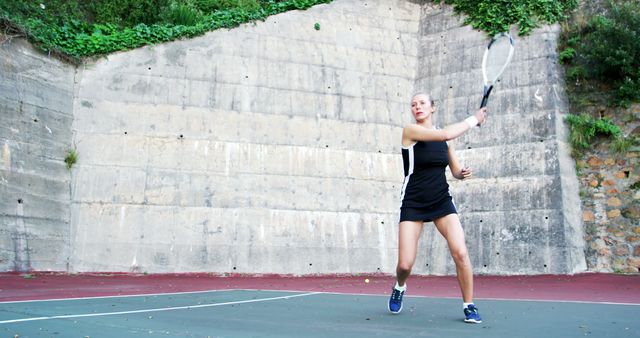 Active sportswoman playing tennis in tennis court - Download Free Stock Photos Pikwizard.com