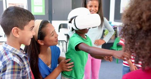 Children Engaging in Virtual Reality Learning with Teacher Assistance