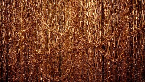Shimmering Gold Chain Curtain, Luxurious Metallic Links and Reflective Texture