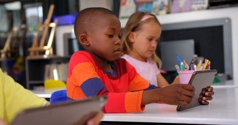 Diverse Children Using Tablets in Classroom Learning Environment - Download Free Stock Images Pikwizard.com