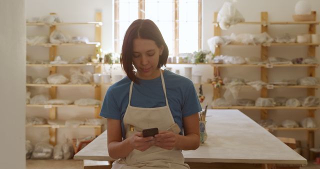 Young Female Potter Using Smartphone in Studio - Download Free Stock Images Pikwizard.com