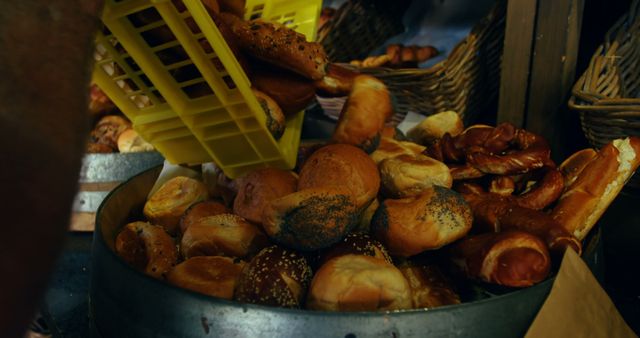 Variety of freshly baked bread on display in baskets at a farmer's market. Ideal for topics related to bread, local markets, fresh produce, and bakery stores. Excellent for illustrating artisanal bakery items and traditional baking practices.