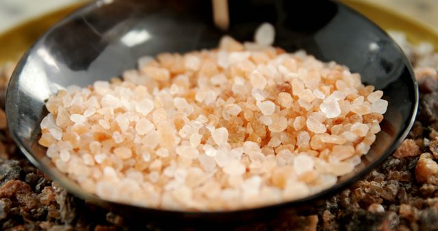Close-up of himalayan salt and black salt in plate 4k